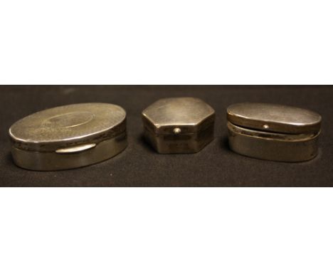 Silver - a George V silver oval snuff box, S. Blanckensee &amp; Sons Ltd., Chester 1911; others, later, hexagonal and oval (3