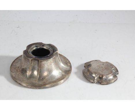 George V silver inkwell, Birmingham 1912, makers mark rubbed, of tapering quatrefoil form with glass inkwell insert and loade