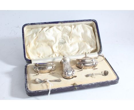 George V silver condiment set, Birmingham 1924, maker William Suckling Ltd. consisting of mustard pot and cover with blue gla