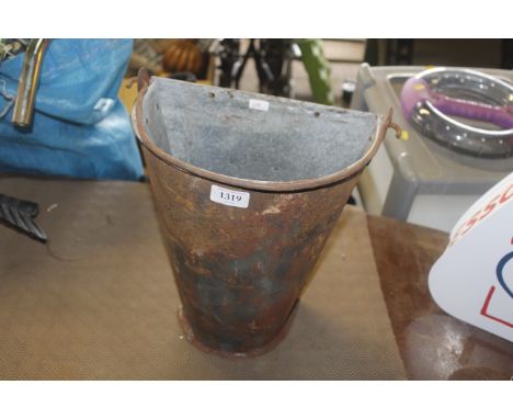 A bucket wall planter (106)