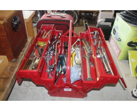 A cantilever tool box and contents of various hand tools including a Snap On 3/8th and 7/16th ratchet ring spanner 