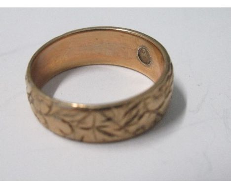 A 9 carat gold patterned wedding ring, 4.5g gross