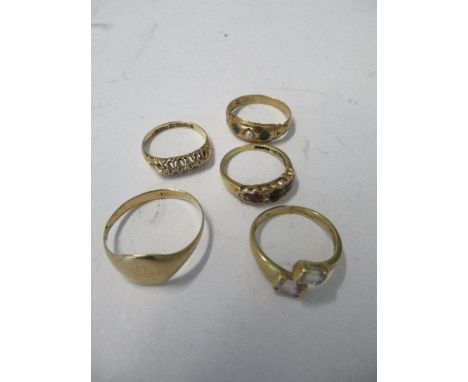 An 18 carat gold signet ring, together with four stone set 18 carat gold dress rings, 15.9g gross