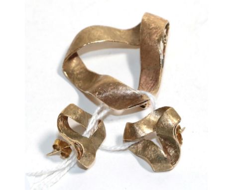 A 9 carat gold brooch and earring suite, as brushed polished triangular ribbon motifs, brooch measures 4cm in diameter, earri