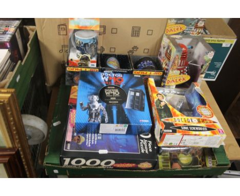 A BOX OF VINTAGE DR WHO PUZZLES, MUGS, ETC