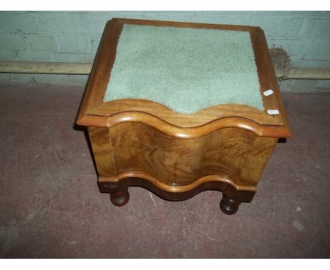 AN ANTIQUE COMMODE