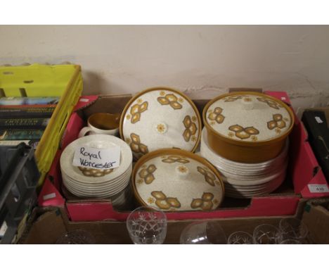 A VINTAGE RETRO PALISSY DINNER SERVICE TOGETHER WITH A TRAY OF GLASSWARE (TRAYS NOT INCLUDED)