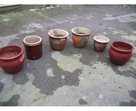 A SELECTION OF 6 LARGE CERAMIC GARDEN PLANTER POTS