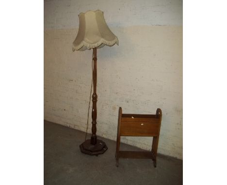 A HEAVY OAK FLOOR STANDING STANDARD LAMP S/D AND A MAGAZINE RACK