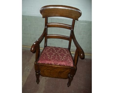 AN ANTIQUE COMMODE CHAIR