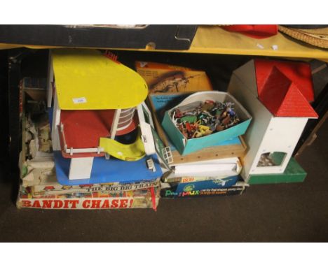 A QUANTITY OF VINTAGE TOYS AND GAMES TO INCLUDE A DOLLS HOUSE