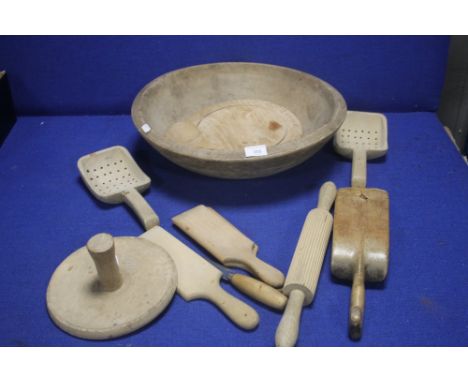A QUANTITY OF VINTAGE TREEN KITCHENALIA TO INCLUDE WOODEN BOWL BREADBOARD ETC