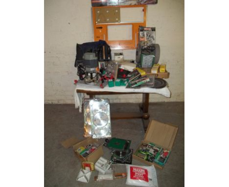 A SELECTION OF POWER TOOLS AND VARIOUS NEW BLADES TO INCLUDE AN ELV ROUTER AND TABLE AND A BENCH GRINDER