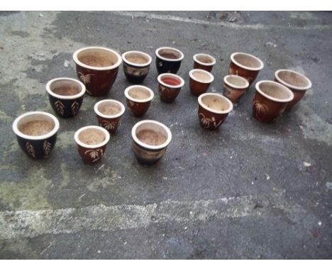 A SELECTION OF 17 CERAMIC GARDEN PLANTER POTS