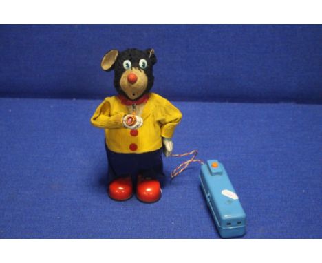 A JAPANESE VINTAGE BEAR WITH BATTERYconditionreport:APPEARS TO BE OPERATIONAL BUT WE CAN GIVE NO GUARANTEE AS TO ITS WORKING 