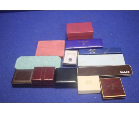 A BOX OF VINTAGE JEWELLERY AND OTHER PRESENTATION BOXES TO INCLUDE A WATERMAN PEN BOX