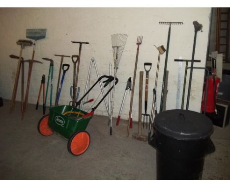 A LARGE SELECTION OF GARDEN TOOLS