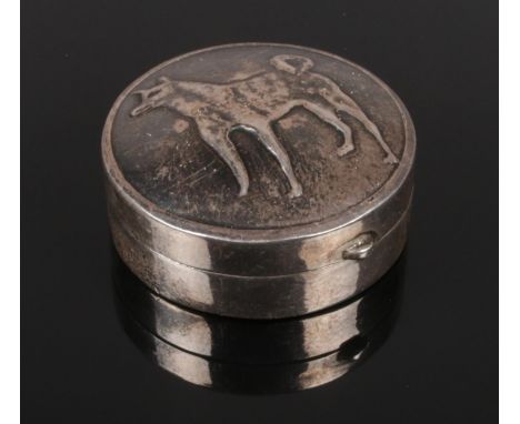 A small silver snuff box, depicting a wolf to the lid. Stamped 925 to the base. Total weight: 14g  
