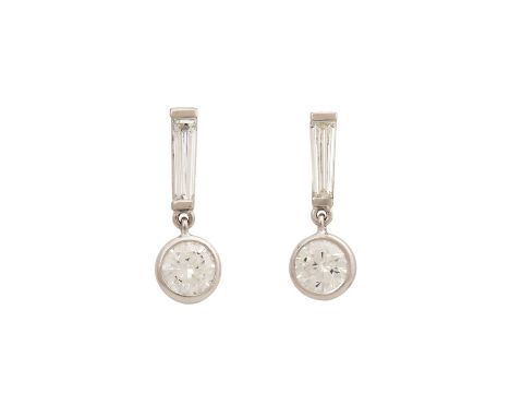 Paar Ohrhänger mit 4 Diamanten im Brillant- und Trapezschliff, Brillanten zus. ca. 1,4ct, WEISS (H) /SI2 und Diamanttrapeze z