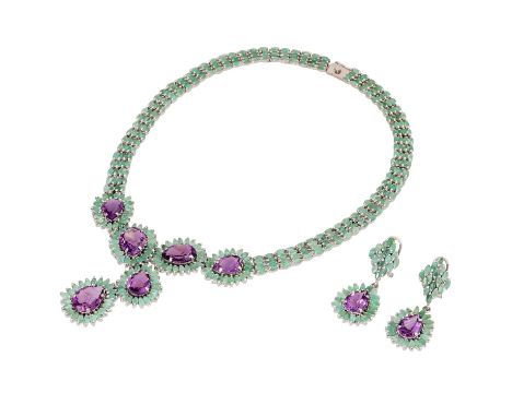 Schmuckset Collier und Ohrhänger mit Amethysttropfen und zahlreichen hellen Smaragden (transluzent), Silber, 102,7 gr, 20./21