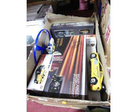 A small quantity of modern issue diecast toys, to include Ford GT 1:28 scale digital proportional RC, Burago metal kit hummer