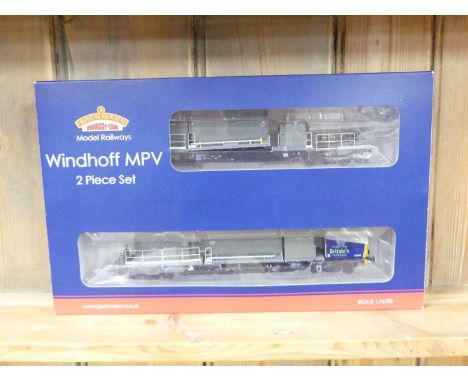 A two-piece set of Bachmann model railway 1:76 scale 