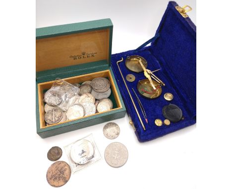 A quantity of various coins to include American examples, a possible Roman coin, shillings, together with a set of jewellery 