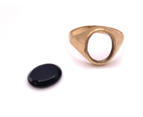 A 9ct yellow gold gents ring, (black onyx plaque fallen out), size S. 