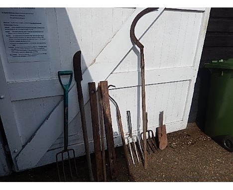 Garden tools 3 forks, martin spade, hedging slasher, garden sickle, 2 spud scrapers