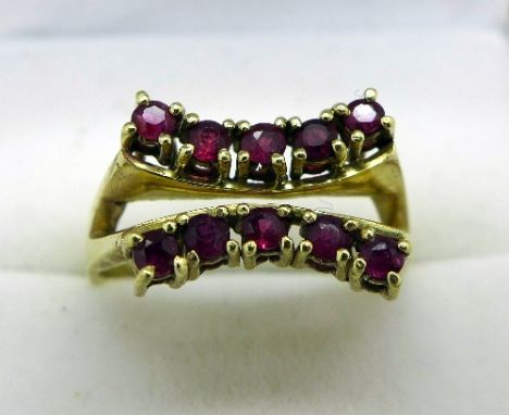 A 14k gold and red stone ring set with ten stones, weight 4.5g, size P