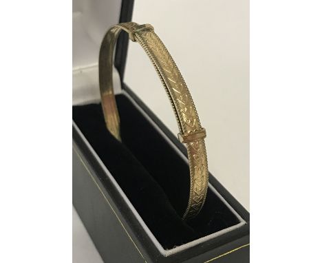 A vintage 9ct gold expanding bangle with heart decoration. Marked 9ct gold to inside.  Total weight approx. 7.9g