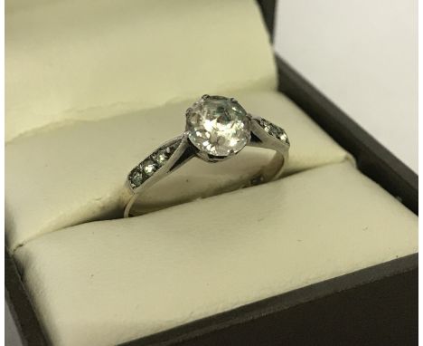 A 9ct gold and silver vintage dress ring. Single central clear stone with 3 small clear stones to each shoulder. Size N. Tota