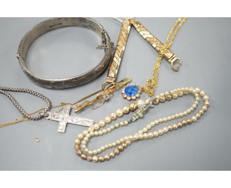 A 9ct gold flexible watch strap, a 9ct and gem set bar brooch and a 9k fine link chain, gross weight 12.1 grams and four othe