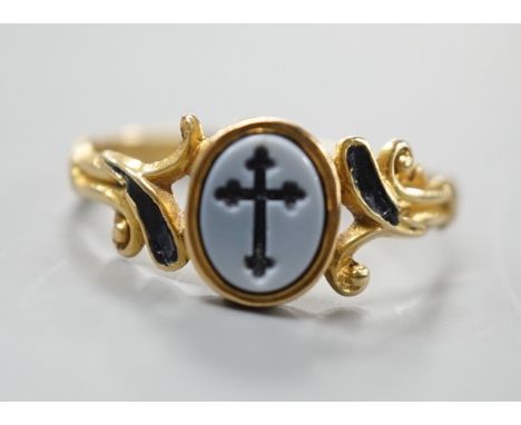 A Victorian 18ct gold, sardonyx and black enamel set mourning, with later engraved inscription, size P/Q, gross weight 2.1 gr