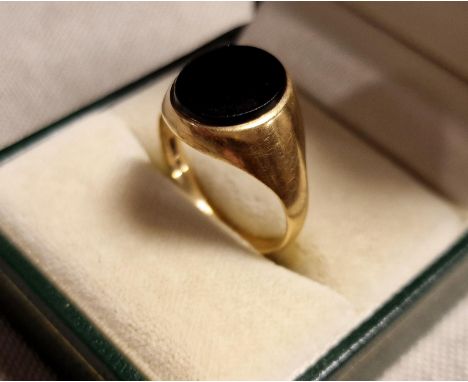 9ct Gold and Onyx Signet Ring, 2.9g and size R