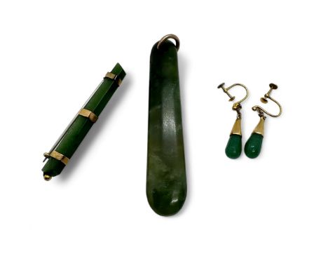 A collection of green hardstone jewellery. To include a "9ct" stamped bar brooch set with an elongated lozenge of nephrite ja