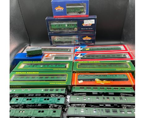 20 'OO' Southern Railway Green Rolling stock(3700g)11 Boxed, includes various coaches/wagons such as horse boxes, baggage/bra