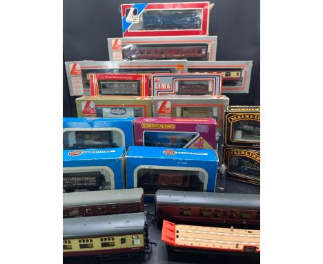 14 Boxed OO gauge Rolling-stock from Lima, Hornby, Mainline and Airfix(2500g)Also un-boxed Car transporter wagon and three co