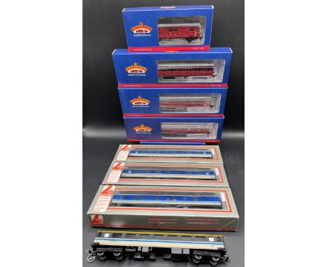 Two 4-coach OO gauge rakes, Bachmann BR Crimson and Lima similar white/blue/silver livery(1600g)Includes:- Bachmann Branchlin