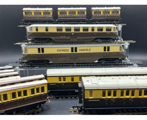 Two Lima Railcars, Tested Runners with eight Brown/Cream coaches(1500g)Lima L205132 GWR Diesel Railcar No.22 in Brown & Cream