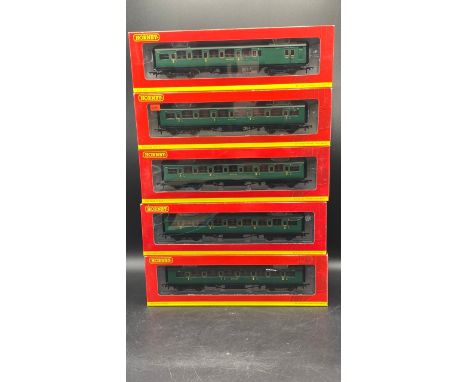 A rake of five OO gauge Hornby Southern Railway Maunsell coaches, each boxed and appearing unopened, Made in ChinaNo duplicat