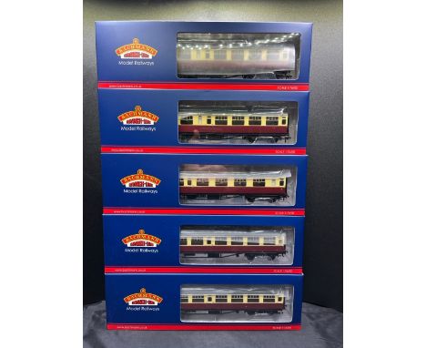 A rake of five OO gauge Bachmann Southern Railway Bullied coaches, each boxed and appearing unopened, Made in China(1000g)Bac