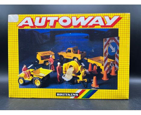 Britains Autoway 9891 Landrover and Safety Trailer set appearing complete(850g)See images for contents, appears complete even