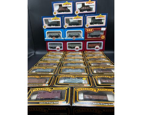 42 OO gauge Wagons and Vans from Bachmann, Mainline, Dapol, Airfix GMR, Thirty-one boxed (2800g)20 boxed Mainline, includes s