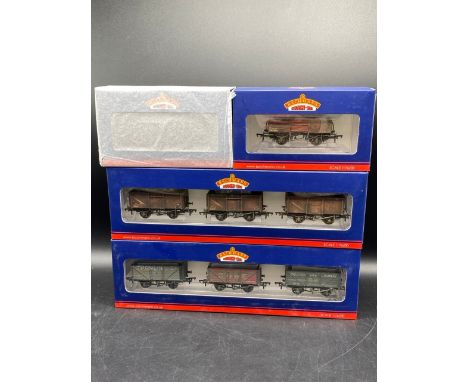 14 OO Bachmann Weathered Bauxite & Cornish coal wagons, each boxed and appearing unopened, Made in China(500g)Bachmann Branch