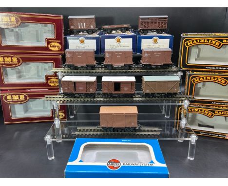 A rake of 10 OO gauge boxed wagons, 'Ready-to-roll'(500g)Bachmann Branchline 33-650 Cattle Wagon M14398 in BR Brown LiveryBac
