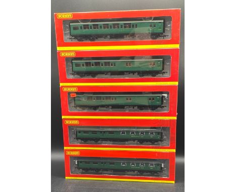 A rake of five OO gauge Hornby BR Southern Green Maunsell coaches, each boxed and appearing unopened, Made in China(1250g)Hor