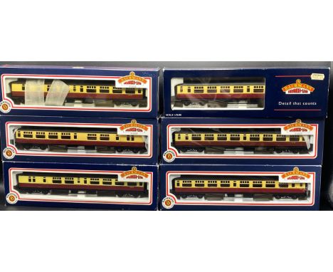 A rake of six OO gauge Bachmann Crimson/Cream Bulleid coaches, each boxed and appearing unopened, Made in China(1400g)Bachman