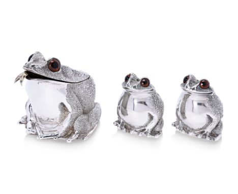 AN ENGLISH NOVELTY SILVER THREE PIECE FROG CONDIMENT SET
William Comyns, London 1980
Comprising: a large mustard pot, with hi