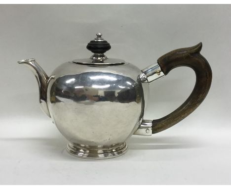 EXETER: A rare cast silver bullet shaped teapot with lift-off cover. 1730. By Richard Freeman. Approx. 235 grams. Est. £1600 